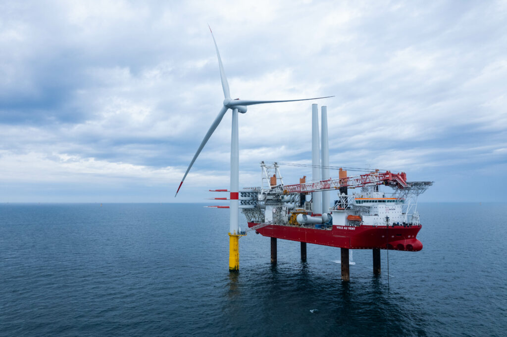 Première éolienne installée en mer : une étape clé pour le parc Yeu-Noirmoutier